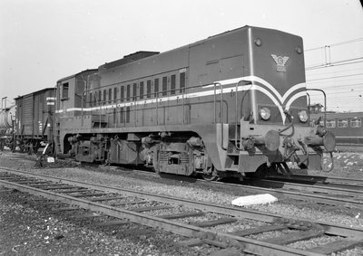 166578 Afbeelding van de diesel-electrische locomotief nr. 2256 (serie 2200/2300) van de N.S. te Amsterdam Watergraafsmeer.